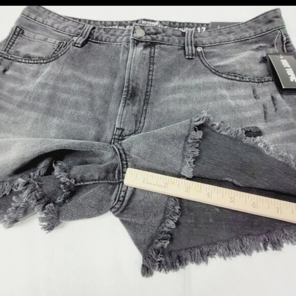 * HT DENIM vintage cut-off shorts womens jr. Size 17aproxx measurments 36" wai - Picture 7 of 7